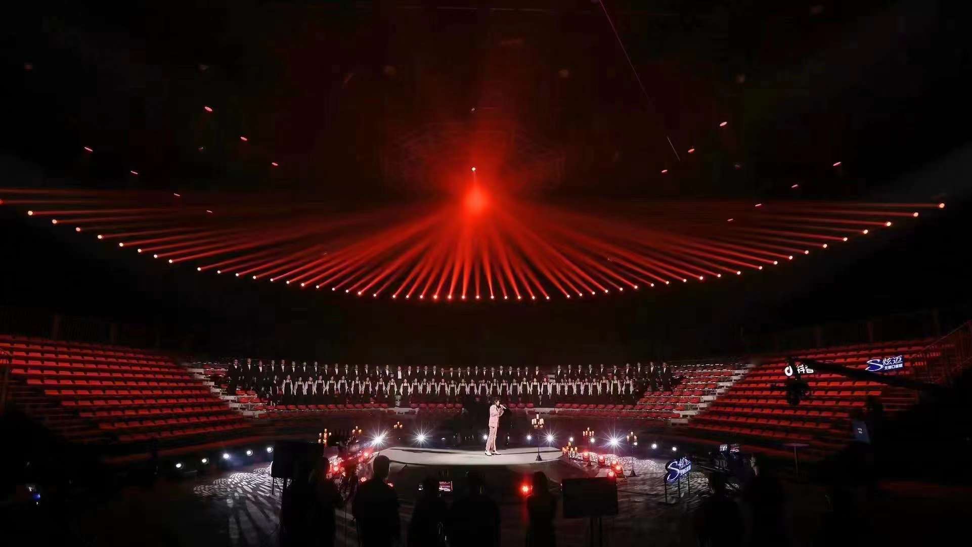 鸿彩见证华晨宇九周年音乐会现场，“花火之约”震撼上演