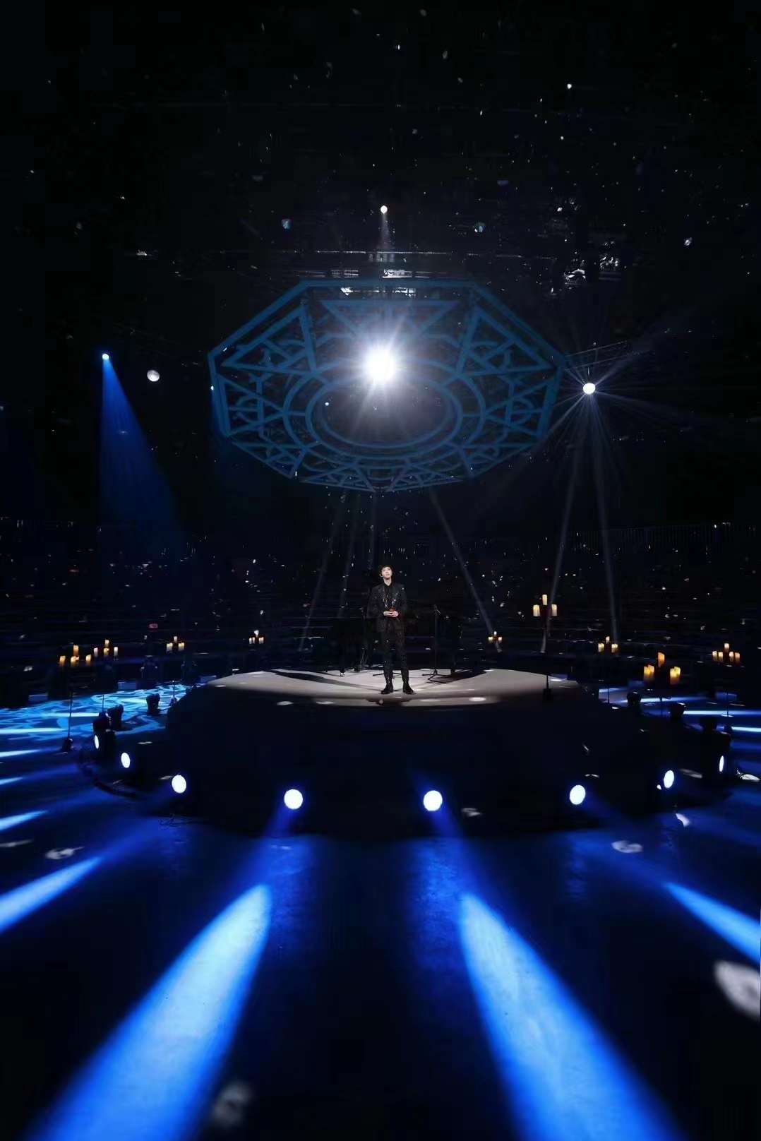 鸿彩见证华晨宇九周年音乐会现场，“花火之约”震撼上演