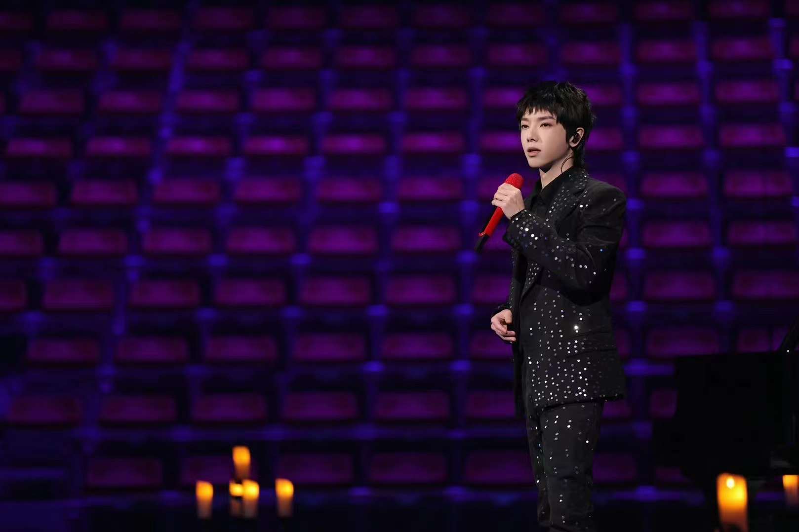 鸿彩见证华晨宇九周年音乐会现场，“花火之约”震撼上演