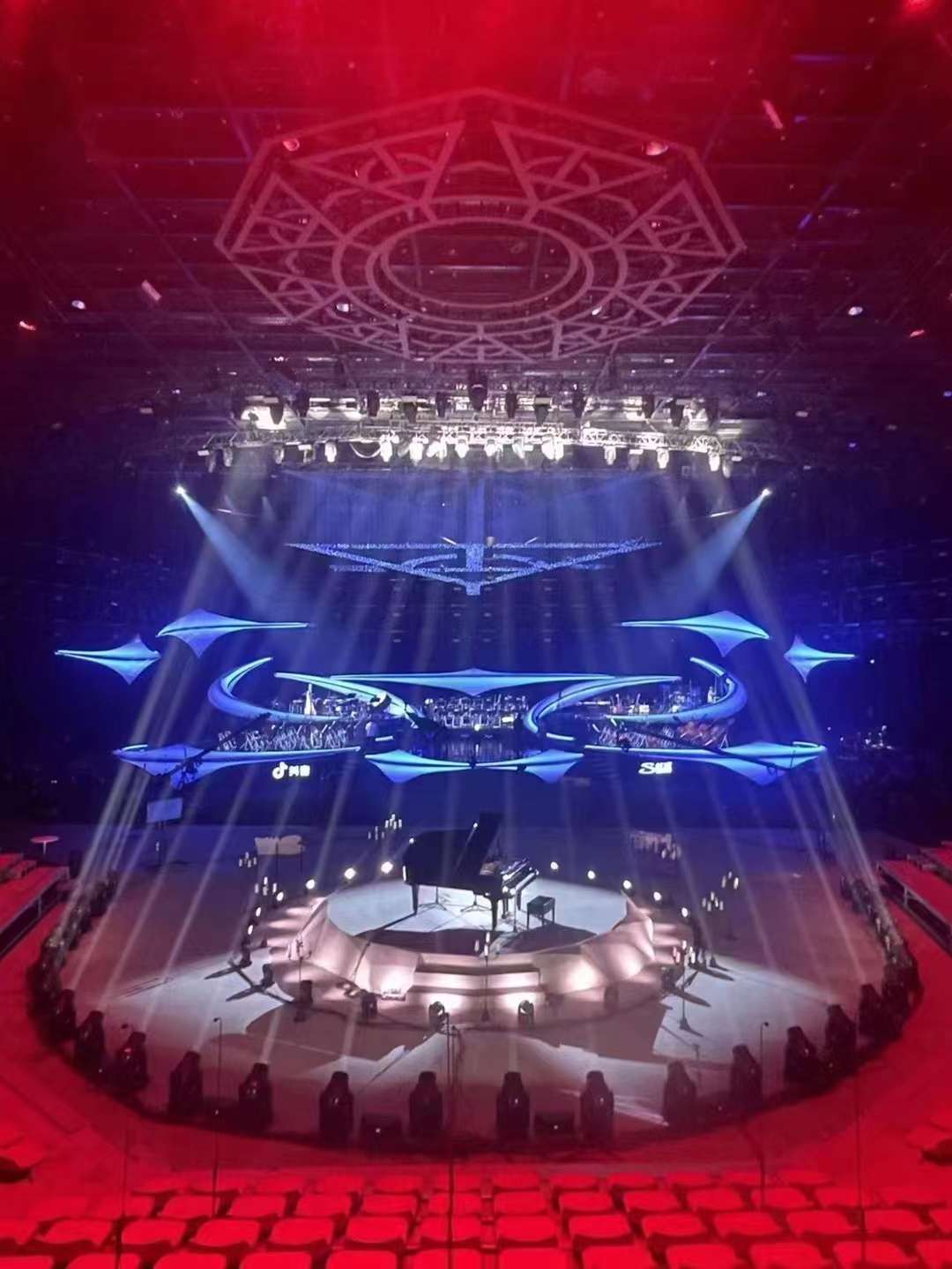 鸿彩见证华晨宇九周年音乐会现场，“花火之约”震撼上演