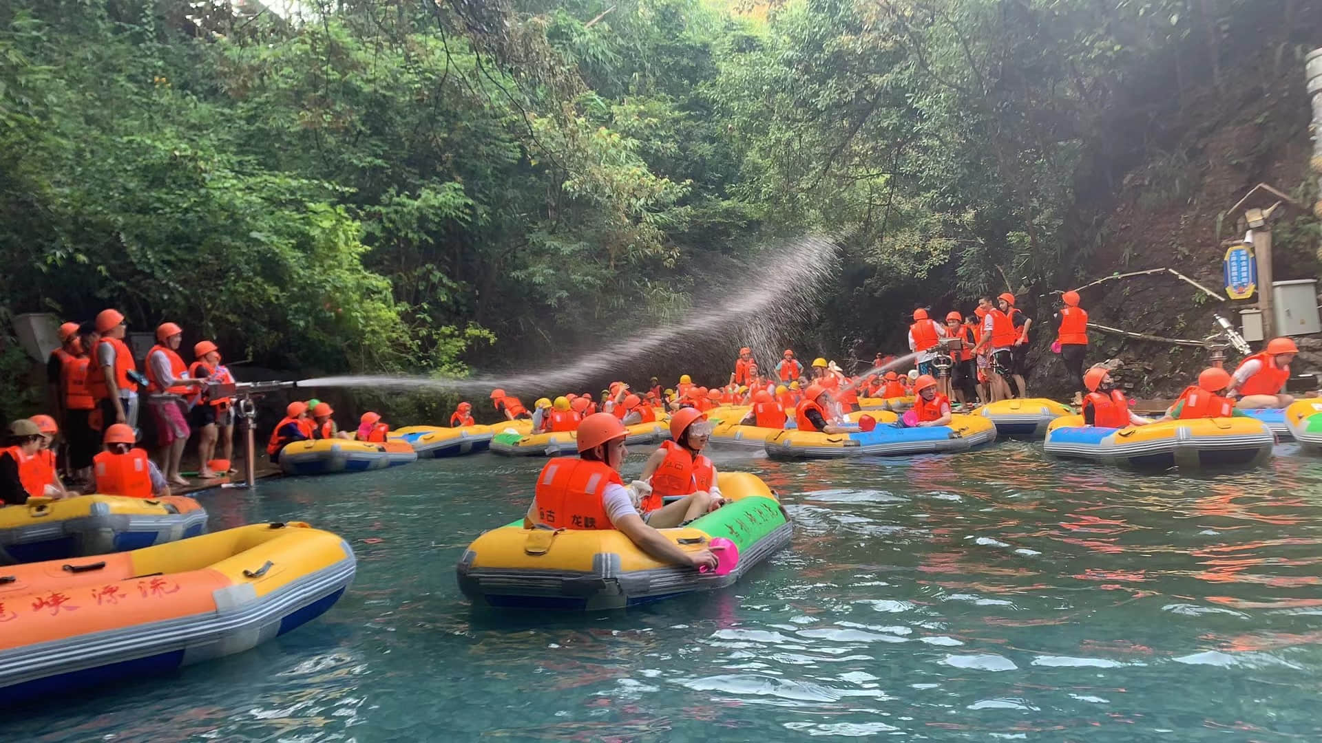 刺激一夏！鸿彩灯光清远古龙峡漂流团建