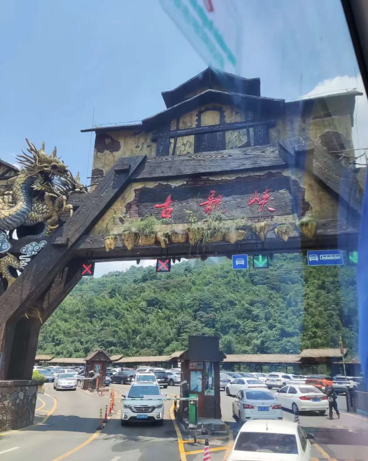 刺激一夏！鸿彩灯光清远古龙峡漂流团建