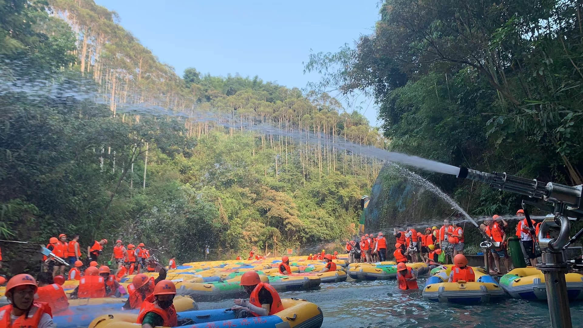 刺激一夏！鸿彩灯光清远古龙峡漂流团建