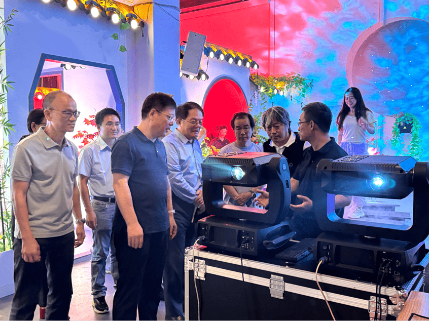 热烈欢迎中国照明学会舞台电影电视照明专业委员会专家们莅临公司调研交流