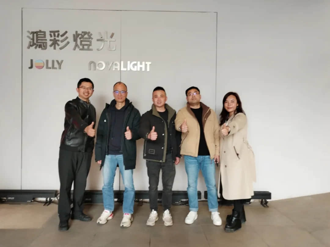 鸿彩灯光与宁波舞台大王云仓携手合作，共创共赢新篇章