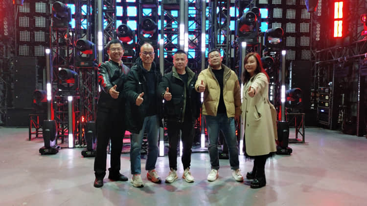 鸿彩灯光与宁波舞台大王云仓携手合作，共创共赢新篇章