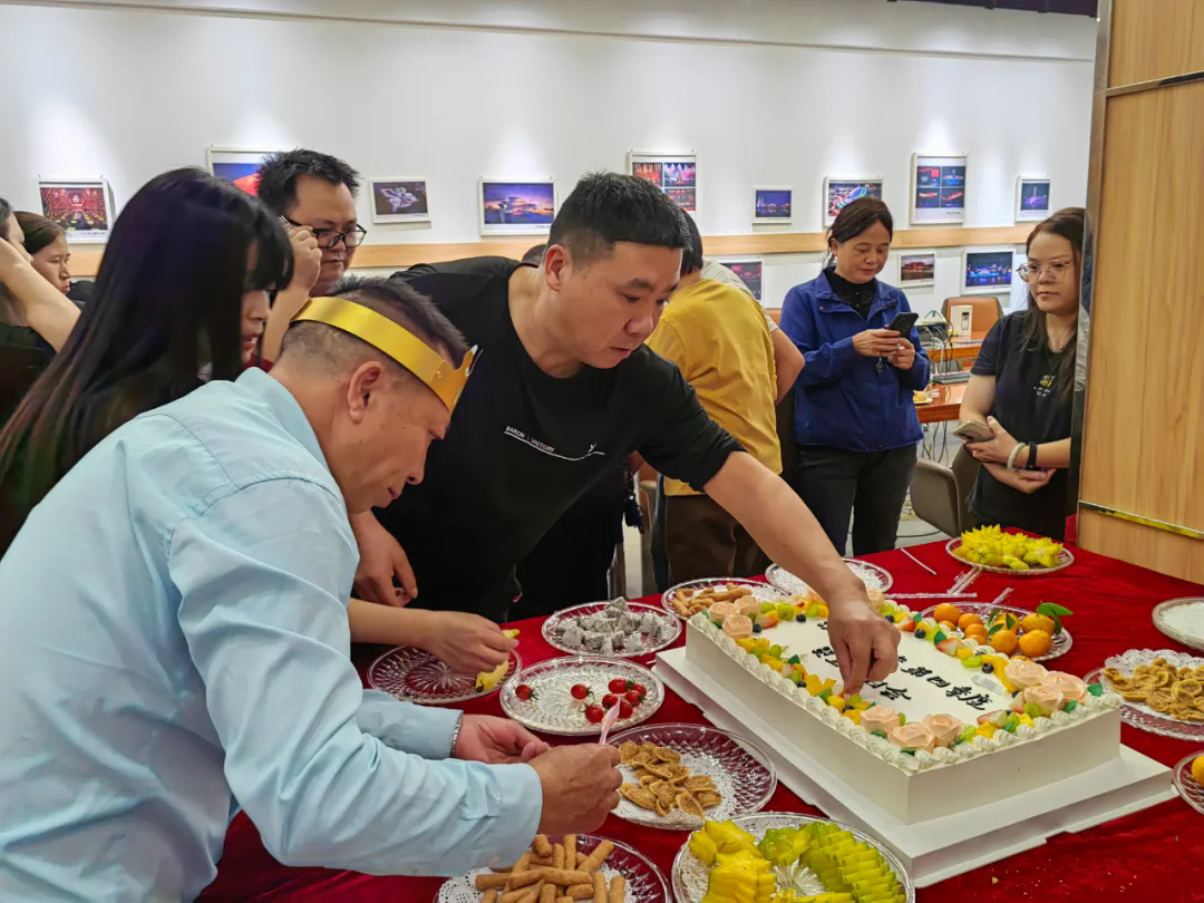 【鸿彩大家庭Q4集体生日会】生日快乐，愿温暖常伴!