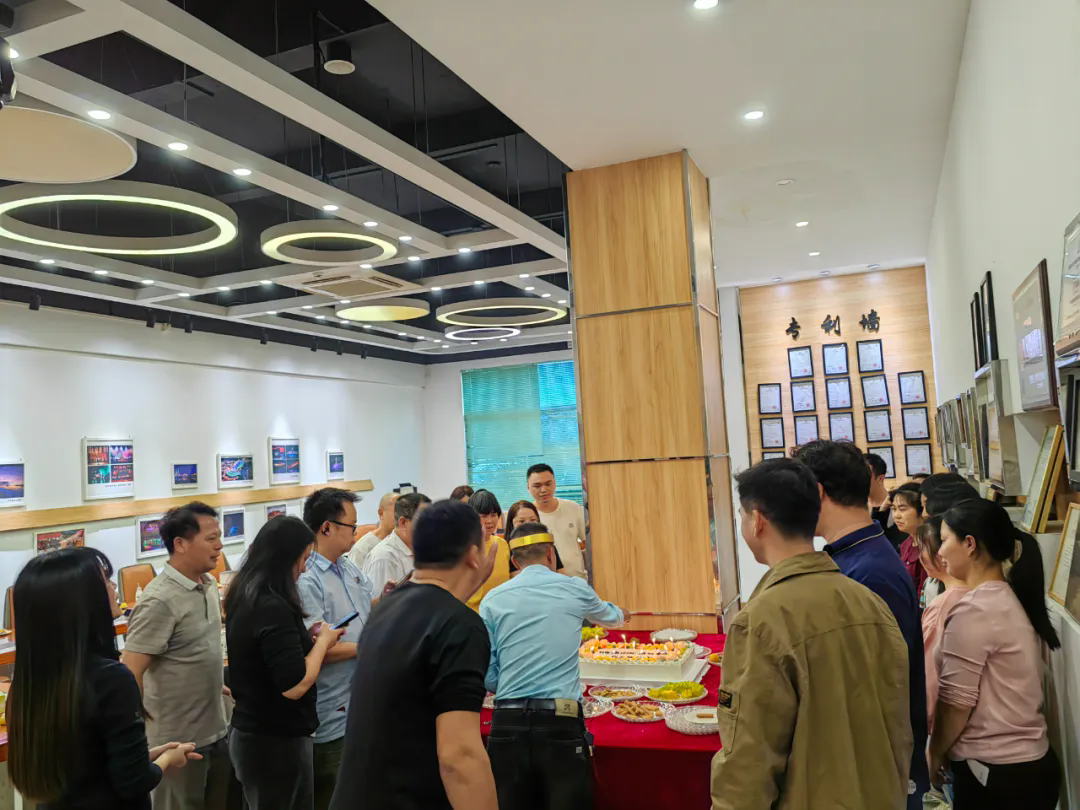 【鸿彩大家庭Q4集体生日会】生日快乐，愿温暖常伴!