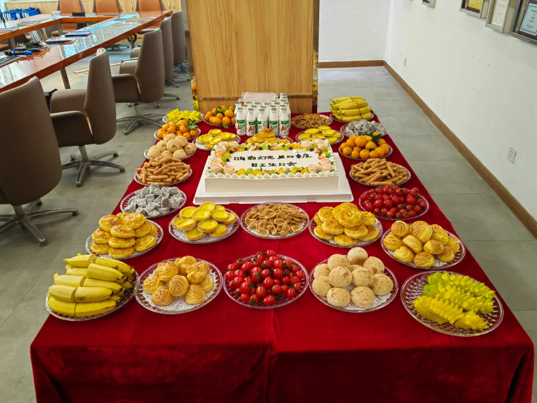 【鸿彩大家庭Q4集体生日会】生日快乐，愿温暖常伴!