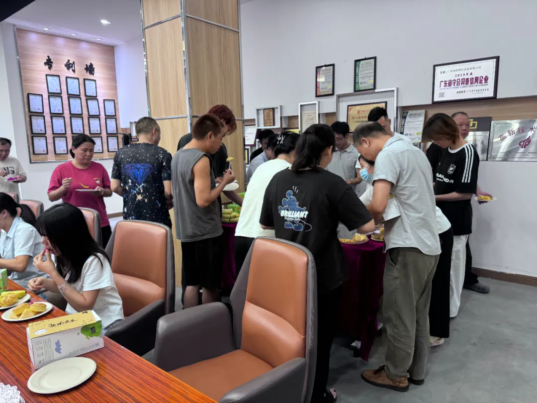 【鸿彩大家庭Q3集体生日会】有幸遇见，并肩同行！