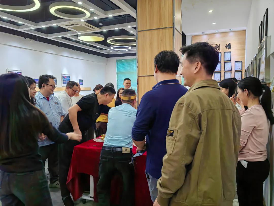 【鸿彩大家庭Q4集体生日会】生日快乐，愿温暖常伴!