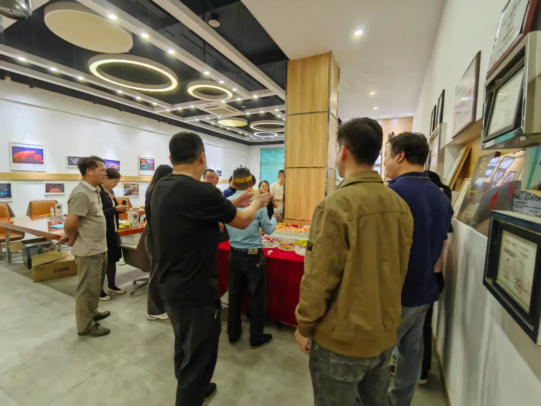 【鸿彩大家庭Q4集体生日会】生日快乐，愿温暖常伴!