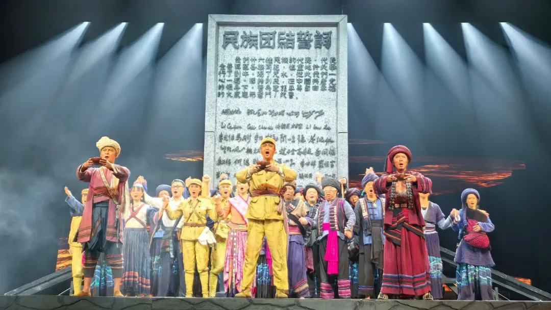 鸿彩灯光照进话剧《澜沧水长》,每一束光都照见民族团结的滚烫初心 鸿彩灯光照进话剧《澜沧水长》,每一束光都照见民族团结的滚烫初心